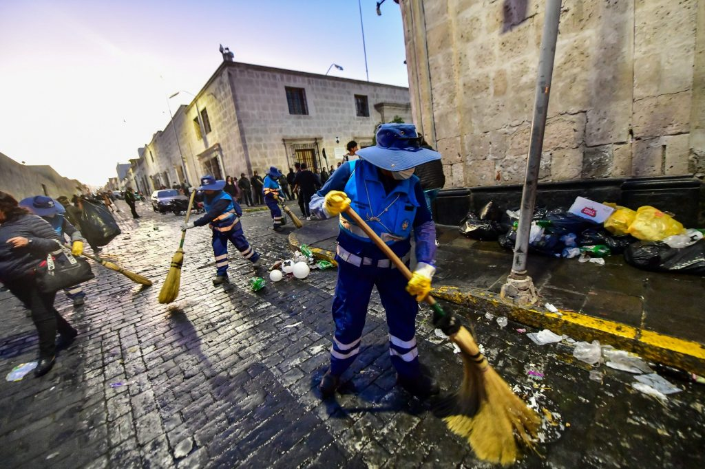 Cámaras de seguridad de la MPA evidencian que 6 establecimientos comerciales arrojan basura en calles del Centro Histórico