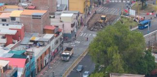 Conductores utilizan carril de bajada de la avenida Juan de la Torre para el tránsito de subida