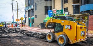 RETIRAN ASFALTO DE UN TRAMO DE AV LAMBRAMANI COLOCADO EN PLENA LLUVIA