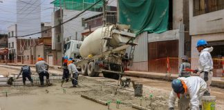 MEJORAMIENTO VIAL EN AV. LAMBRAMANI CON 90 % DE AVANCE