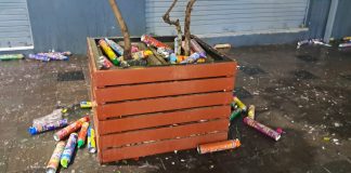 ¡Sin respeto al Patrimonio! Más de 200 personas convierten la calle Mercaderes en un vertedero de latas y plástico