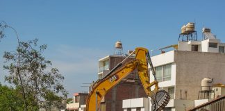 Maquinaria pesada continúa trabajos de recuperación y encauzamiento de la torrentera en Flora Tristán