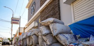Vecinos levantan muros de costales para proteger sus casas para prevenir desborde de huayco