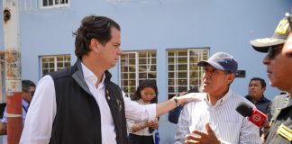 Embajador de Estados Unidos recorre zonas afectadas en Flora Tristán y visita viviendas de familias damnificadas