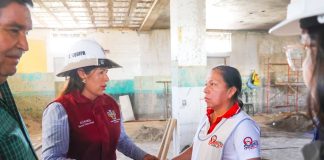Alcaldesa supervisa trabajos de bacheo y avances de obras en el mercado San Camilo