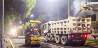 REALIZAN TRABAJOS NOCTURNOS PARA ACELERAR ASFALTADO EN MELGAR, LA PAZ Y SANTA ROSA